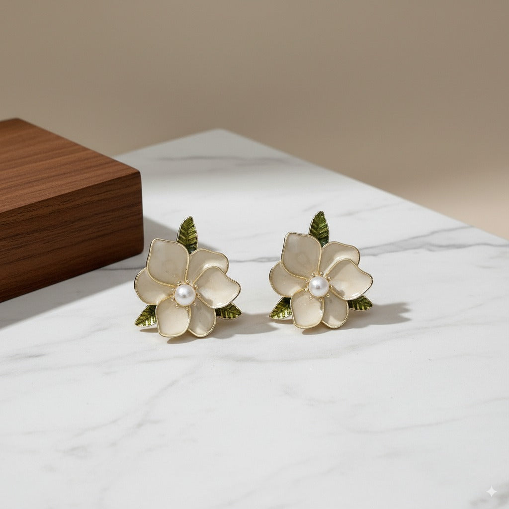 Sparklings Retro Green Flower Stud Earrings – Chic Pearl Accent with Smudged Square Design