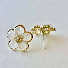 Golden Floral Pearl Stud Earrings – Lightweight & Elegant