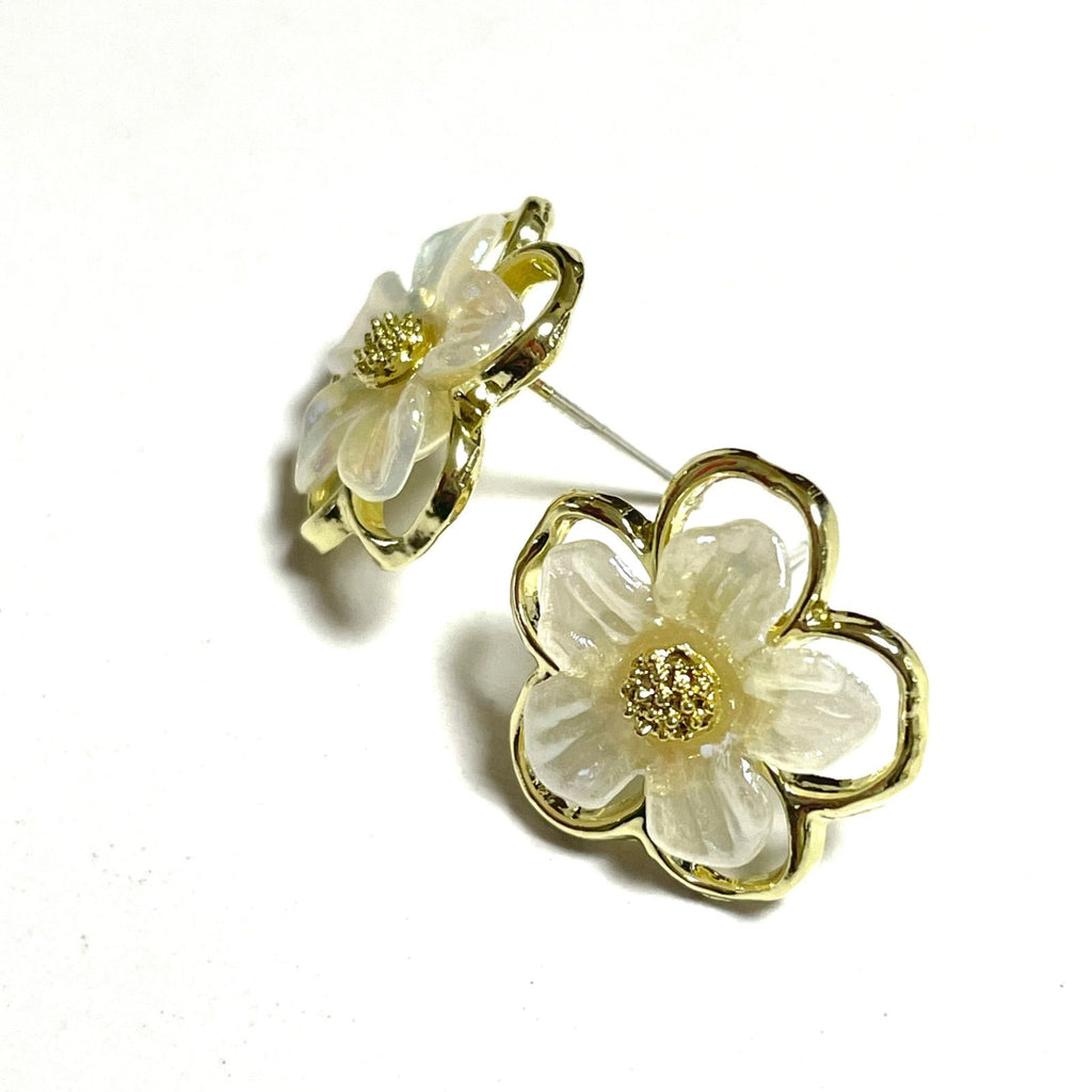 Golden Floral Pearl Stud Earrings – Lightweight & Elegant