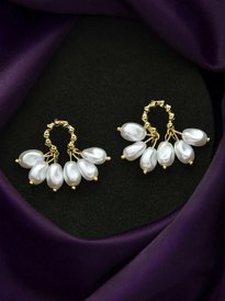 Pearl Cluster Stud Earrings – Soft Elegance with a Golden Touch