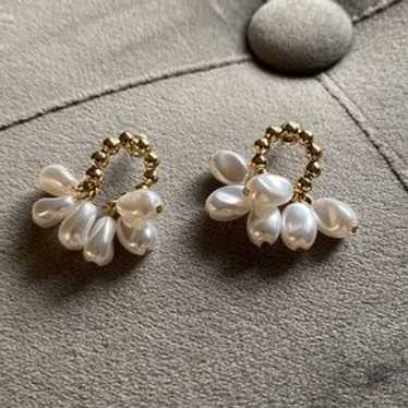 Pearl Cluster Stud Earrings – Soft Elegance with a Golden Touch